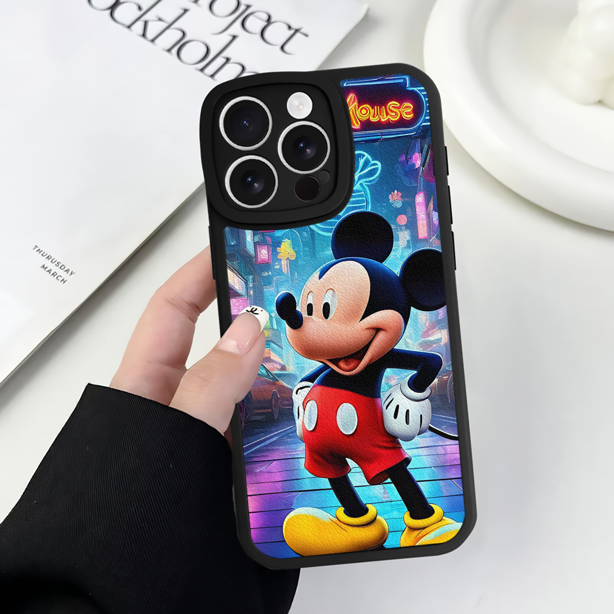 （画像用） ミッキーマウス Mickey Mouse 【iPhone 16シリーズ対応】シリコンスマホケース（レザー調） 材質：シリコン